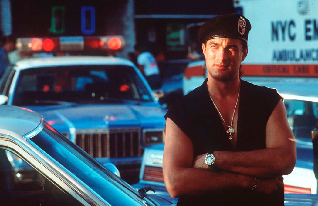 Steven Seagal 1991-ben a Törvényre törve című filmben.
