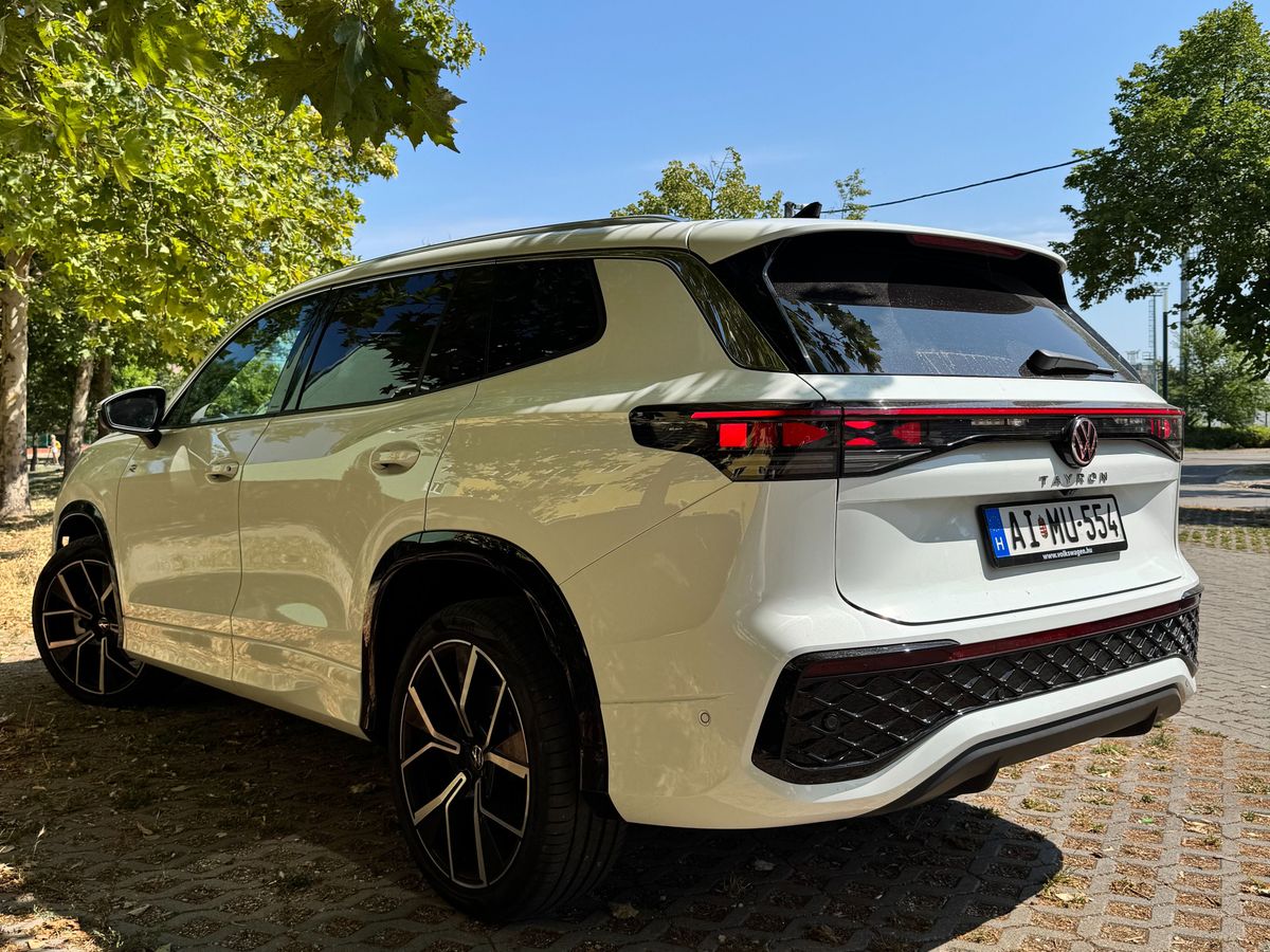Fehér Volkswagen Tayron R-Line hátulnézetből