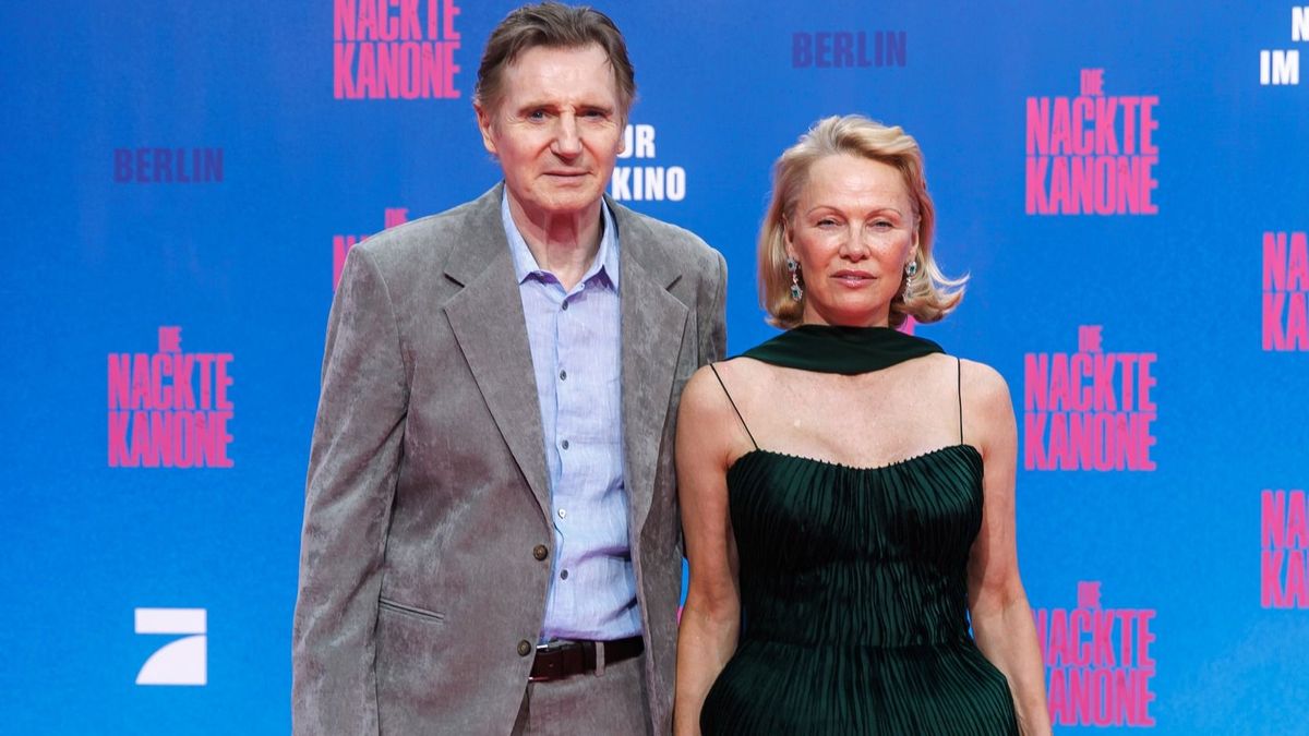 Pamela Anderson és Liam Neeson.