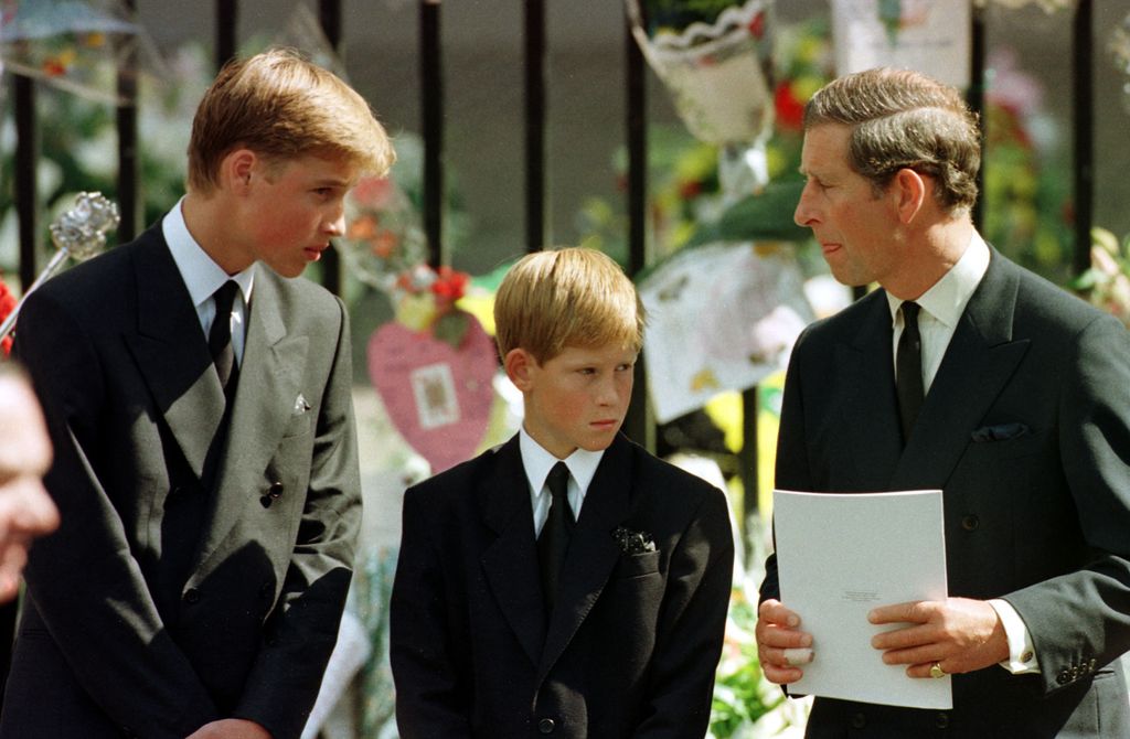 Vilmos herceg, Harry herceg és Károly király a a Westminster-apátság előtt várják, hogy Diana, Wales hercegnéjének koporsóját bevigyék az aptásgába 1997 szeptemberében.