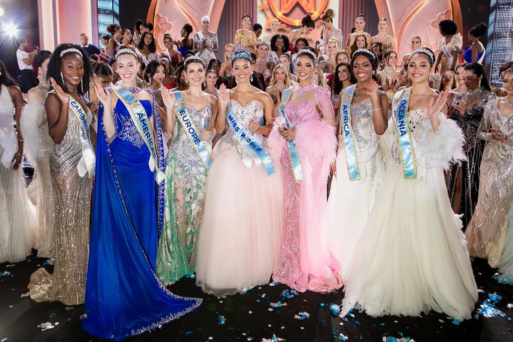 From left to right: @georgialeegill.mwtt25 🇹🇹 (Miss World Caribbean), @gabrielabotelho_ 🇧🇷 (Miss World Americas), @elisabeth.reynes 🇪🇸 (1st runner-up and Miss World Europe), @joheirry_mola 🇩🇴 (Miss World), @taanusiyaa_ 🇲🇾 (2nd runner-up, Beauty With a Pur