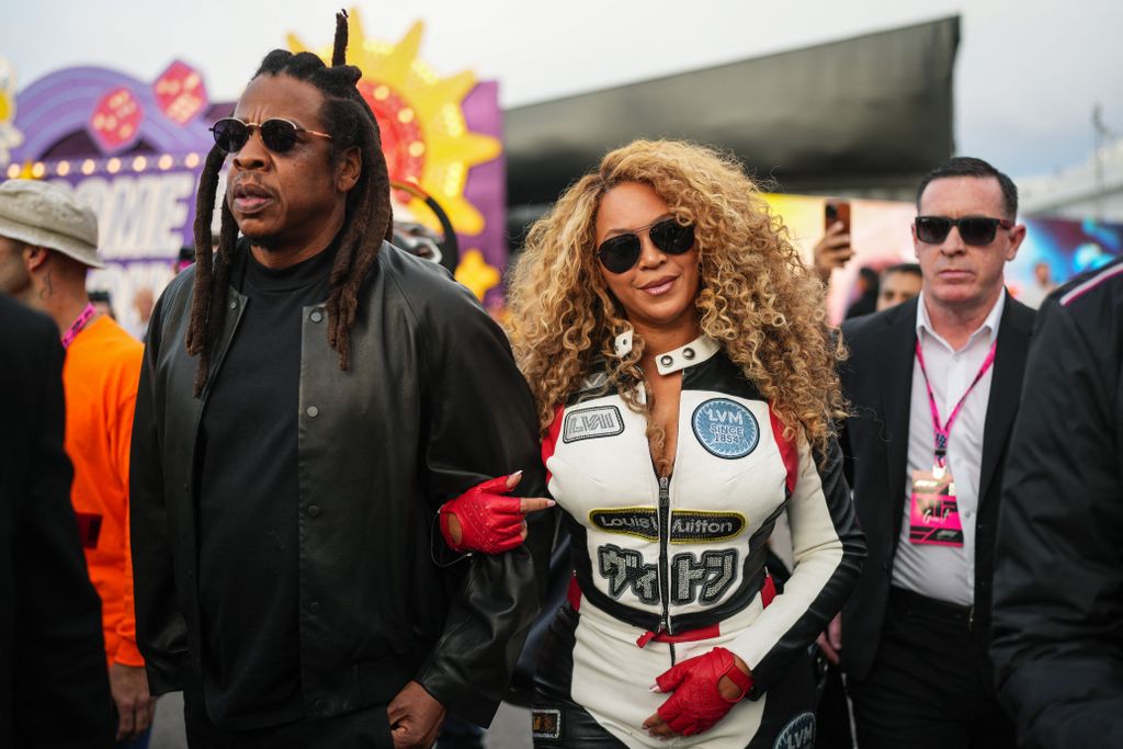 Jay-Z és Beyoncé megérkeznek a Paddockba a Las Vegas-i Forma-1 nagydíj előtt 2025. november 22-én.
