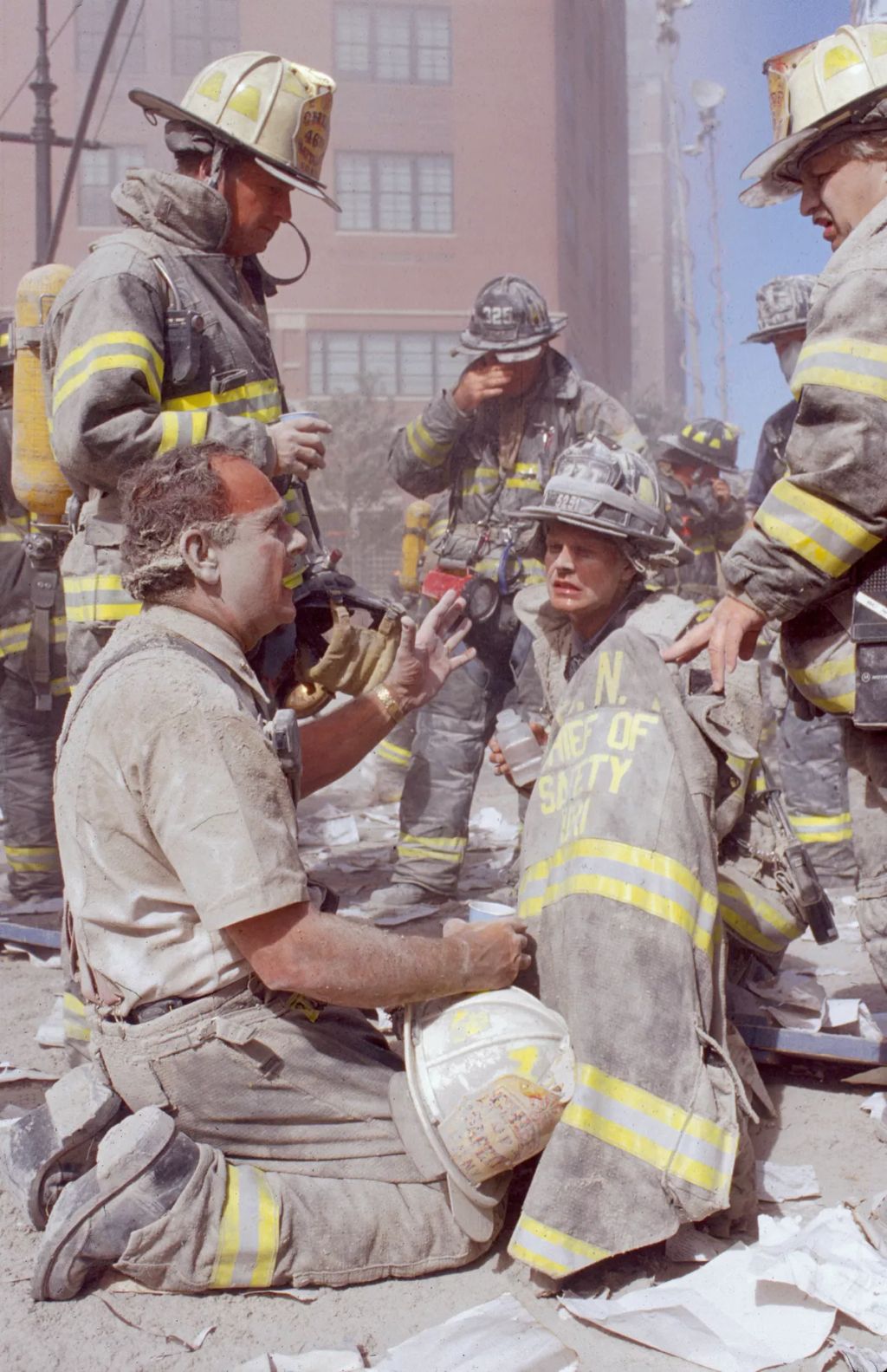 A New York-i Tűzoltóság (NYFD) tűzoltói, akiket beborít a leomlott ikertornyok pora, kimerültek a World Trade Center elleni 9/11-es támadás utáni mentési munkálatok után.