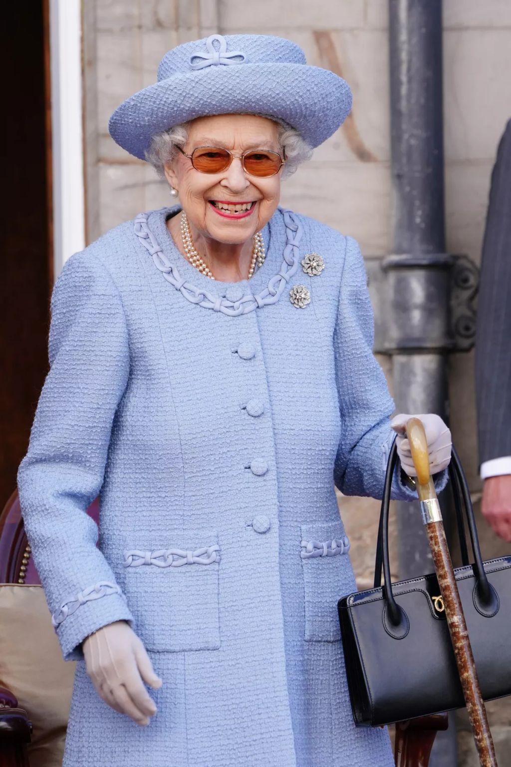 II. Erzsébet királynő részt vesz a Skóciai Királyi Testőrség (más néven a Királyi Íjászok Társasága) Reddendo-parádéján a Holyroodhouse-palota kertjében, Edinburgh-ban.