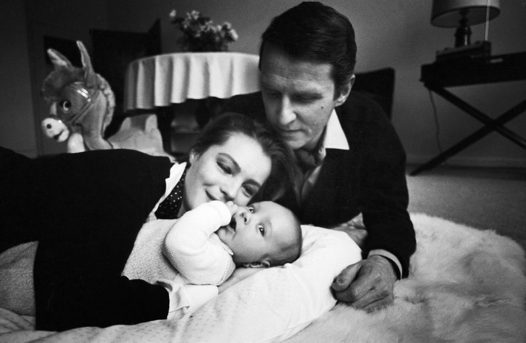 1967. február: Romy Schneider és Harry Meyen kisfiukkal, Daviddel.