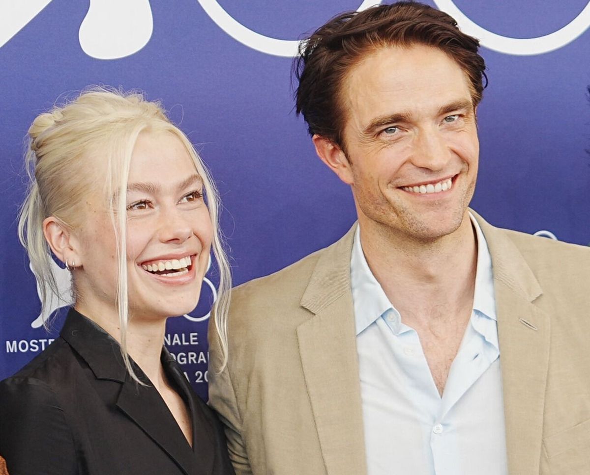 Phoebe Bridgers és Robert Pattinson a velencei filmfesztiválon.
