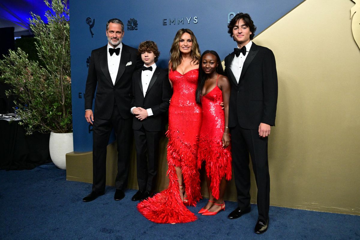 Emmy 2026: Mariska Hargitay amerikai színésznő és rendező (középen), férje, Peter Hermann (balra) és gyermekeik