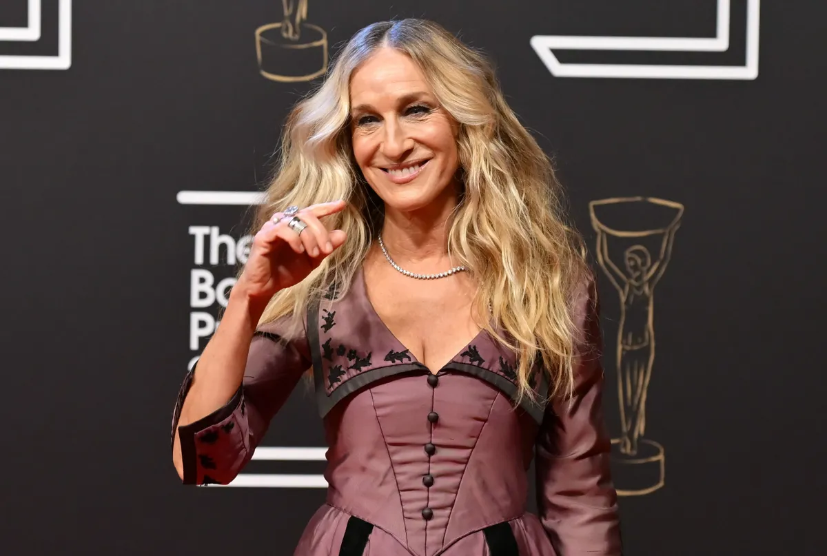 Sarah Jessica Parker a Booker Prize 2025 vörös szőnyegén.