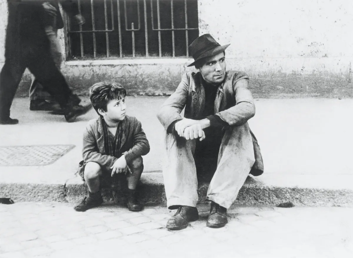 (Eingeschränkte Rechte für bestimmte redaktionelle Kunden in Deutschland. Limited rights for specific editorial clients in Germany.) Lamberto Maggiorani and Enzo Staiola (1939-2025) in a scene of the film "Ladri di bicyclette" (aka "Le voleur de bicyclette, The Bicycle Thief) directed by Vittorio De Sica. ITALIE - 1948 (Photo by ullstein bild/ullstein bild via Getty Images)