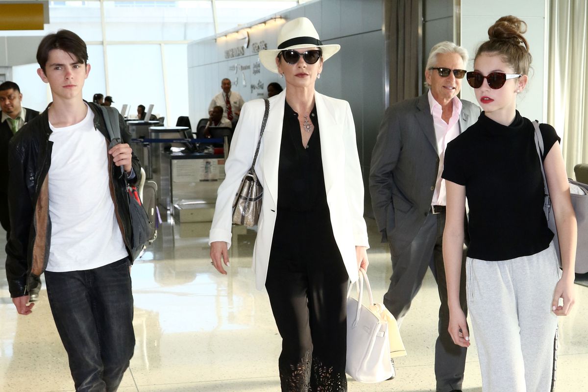 Michael Douglas Catherine Zeta-Jonesszal és két közös gyerekükkel: Carys és Dylan.