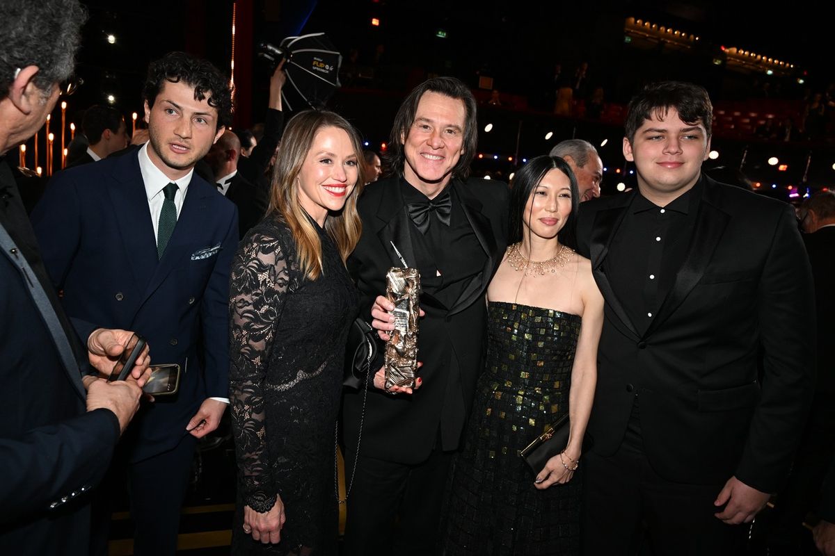 Az 51. César-díjátadó ünnepségen a színfalak mögött: Jim Carrey, mellette balra a lánya, Jane, mellette jobbra a párja, Mina Ah, mellette pedig a színész unokája, Jackson