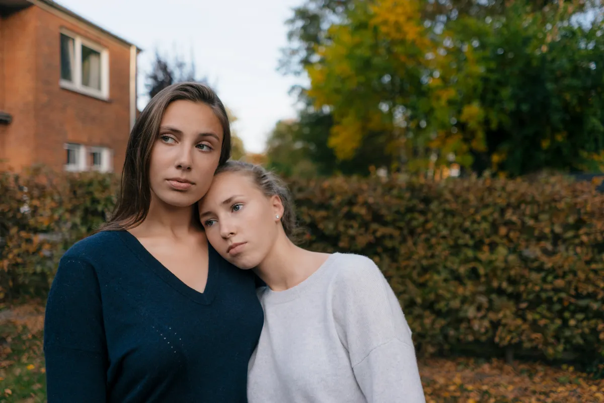 Két lány csak érdekből barátkozik és az egyik a másik vállára helyezi a fejét.