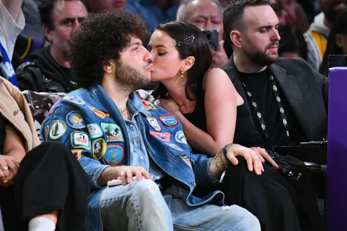 Selena Gomez és Benny Blanco testbeszédére sokan felfigyeltek a Lakers–Pelicans mérkőzésen.