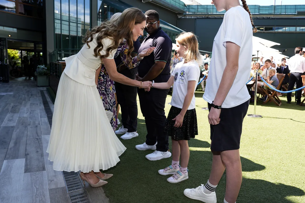 Katalin hercegné éppen kezet ráz Lydia Lowe-val 2025. július 12-én Wimbledonban