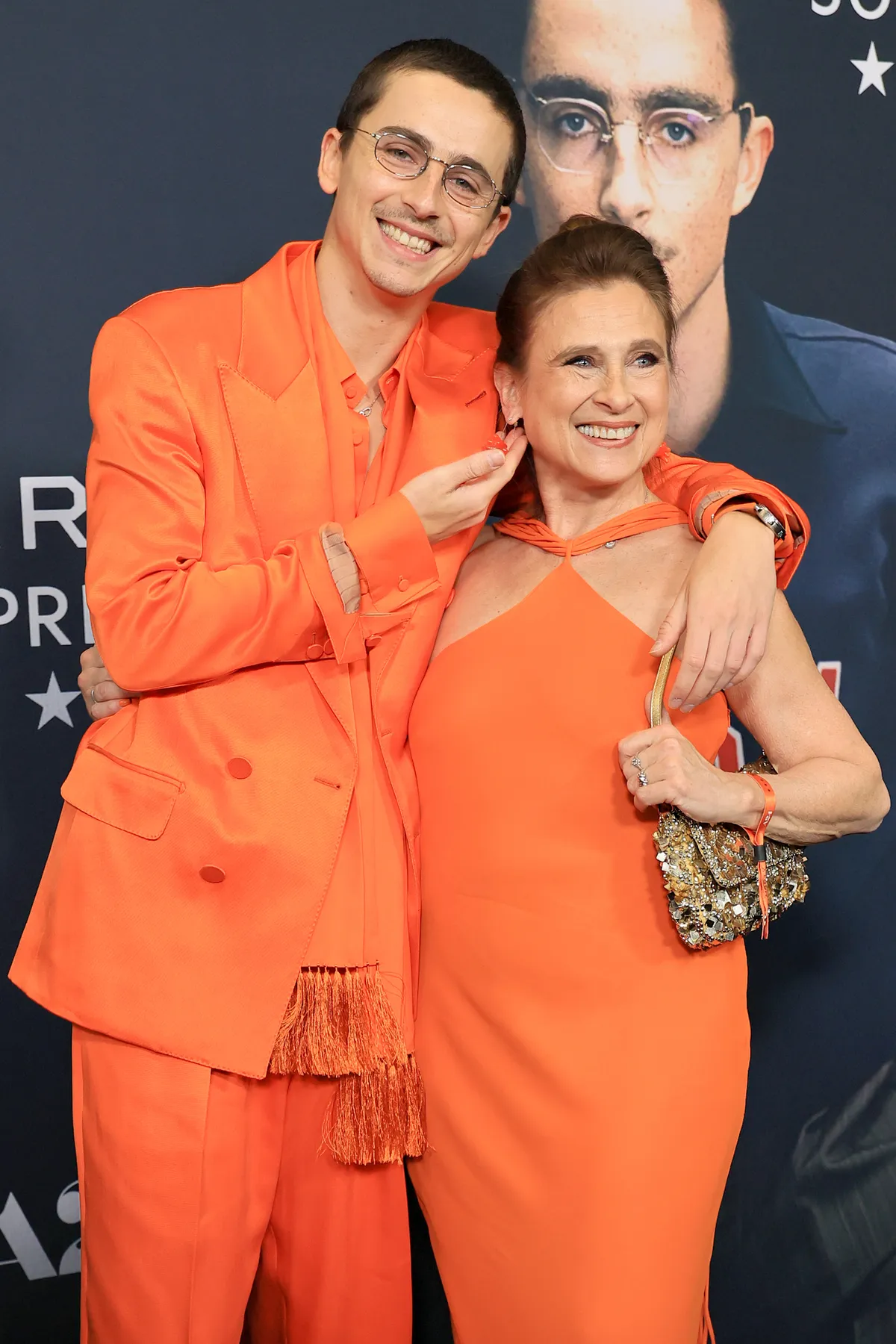 Timothée Chalamet és édesanyja a Marty Supreme című film premierjén
