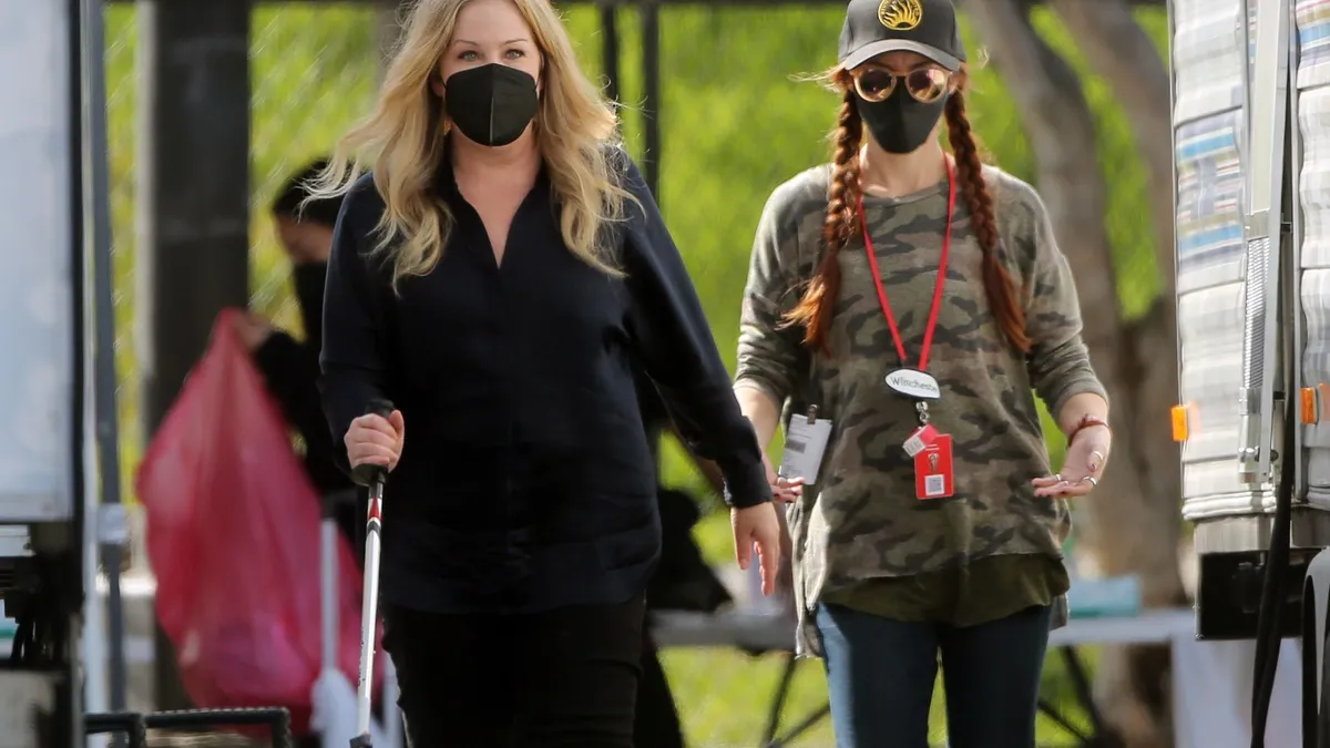 Christina Applegate-et kollégái segítették a Dead to Me forgatásán