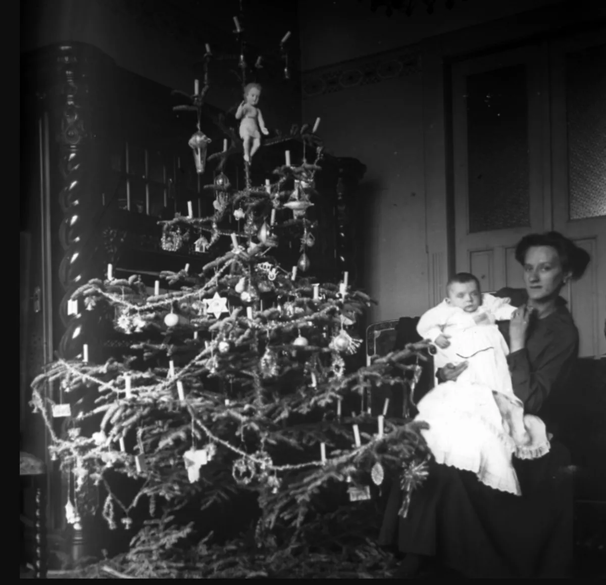 Díszes karácsonyfa az 1900-as évek elején.