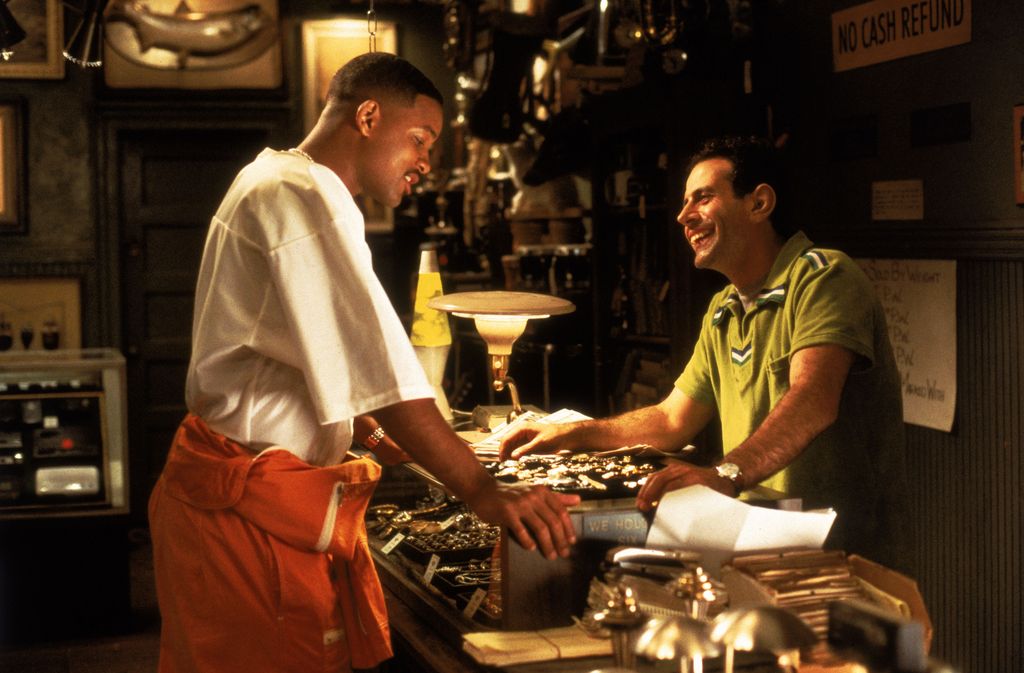 Tony Shalhoub Jack Jeebs szerepében és Will Smith James Edwards szerepében az 1997-es Men in Blackben.