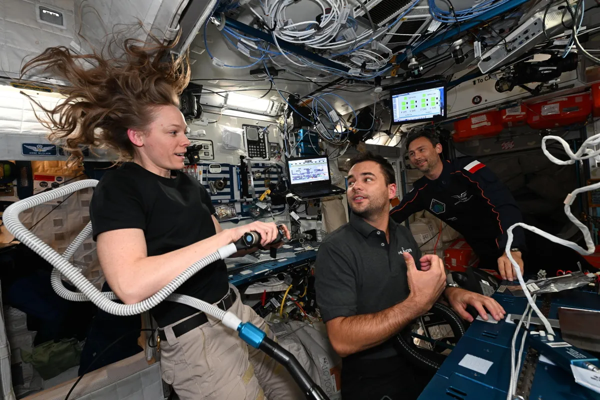A Nemzetközi Űrállomás legénységének, így Kapu Tibornak is a haját Nichole Ayers, a NASA űrhajósa vágta le