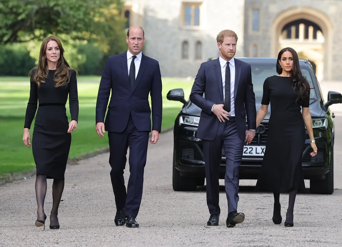 Katalin hercegné, Vilmos herceg, Harry herceg és Meghan Markle II. Erzsébet királynő temetése előtt