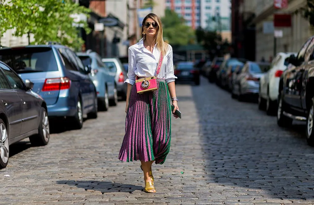 Szoknya-cipő kombináció: Pliszírozott szoknya Dolce & Gabbana táskával.