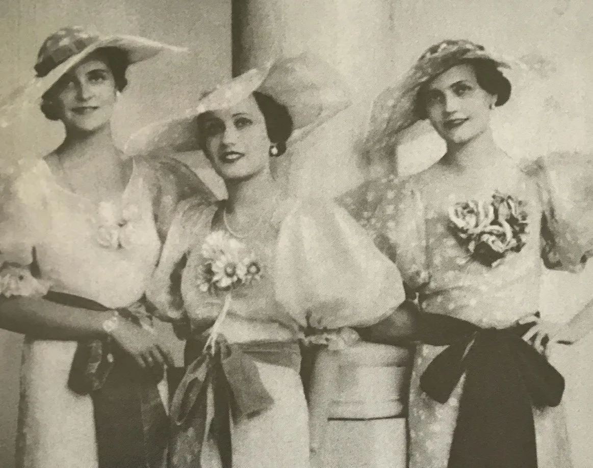 A harmincas évek dámái, gróf Apponyi Geraldine, ifj. Pucher Józsefné és Törley Antalné 1935-ben talpig Rotschild-kreációban egy jótékonysági eseményen-Szinházi élet