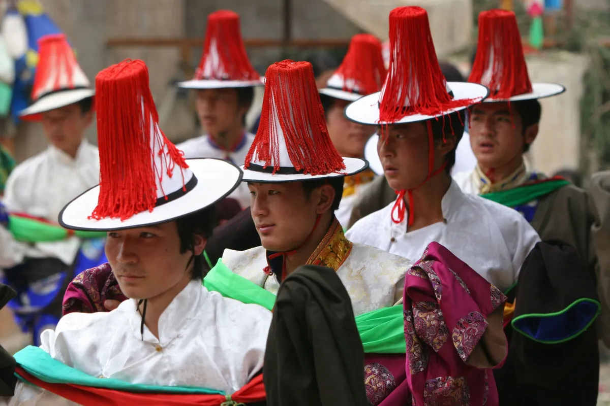 Tibeti férfiak – férjek – egy vallási ünnepen.