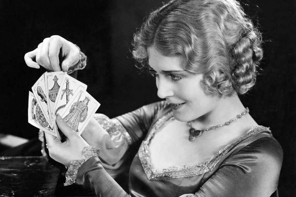 Mit árul el rólad a tarot születési kártyád? Actress Vilma Banky looks at a hand of tarot cards, Hollywood, California, mid 1920s. (Photo by Underwood Archives/Getty Images)
