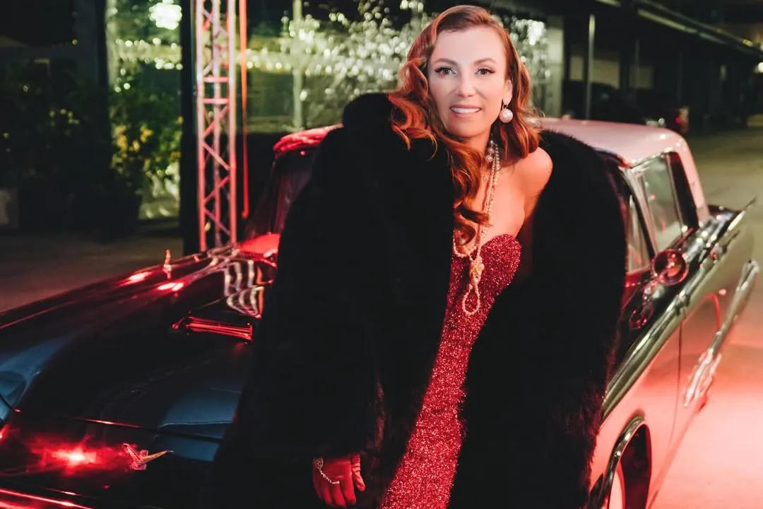 Rúzsa Magdi vadító piros estélyiben érkezett a bulijába