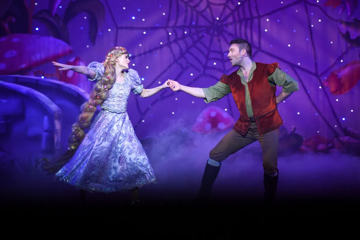 A hajevés, más szóval Rapunzel-szindróma a Grimm testvérek híres meséjéből kapta orvosi nevét. WEYMOUTH, ENGLAND - DECEMBER 30: The cast perform the final performance of Rapunzel at the Pavilion ahead of an announcement on changes to the Coronavirus tiers for the Dorset Council area on December 30, 2020 in Weymouth, United Kingdom. Today, the Government announced that the Dorset Council area will go into Tier 3 from 00:01am on Thursday 31 December. The audience were socially distanced with no interval and temperature checks and sanitiser stations implemented. (Photo by Finnbarr Webster/Getty Images)