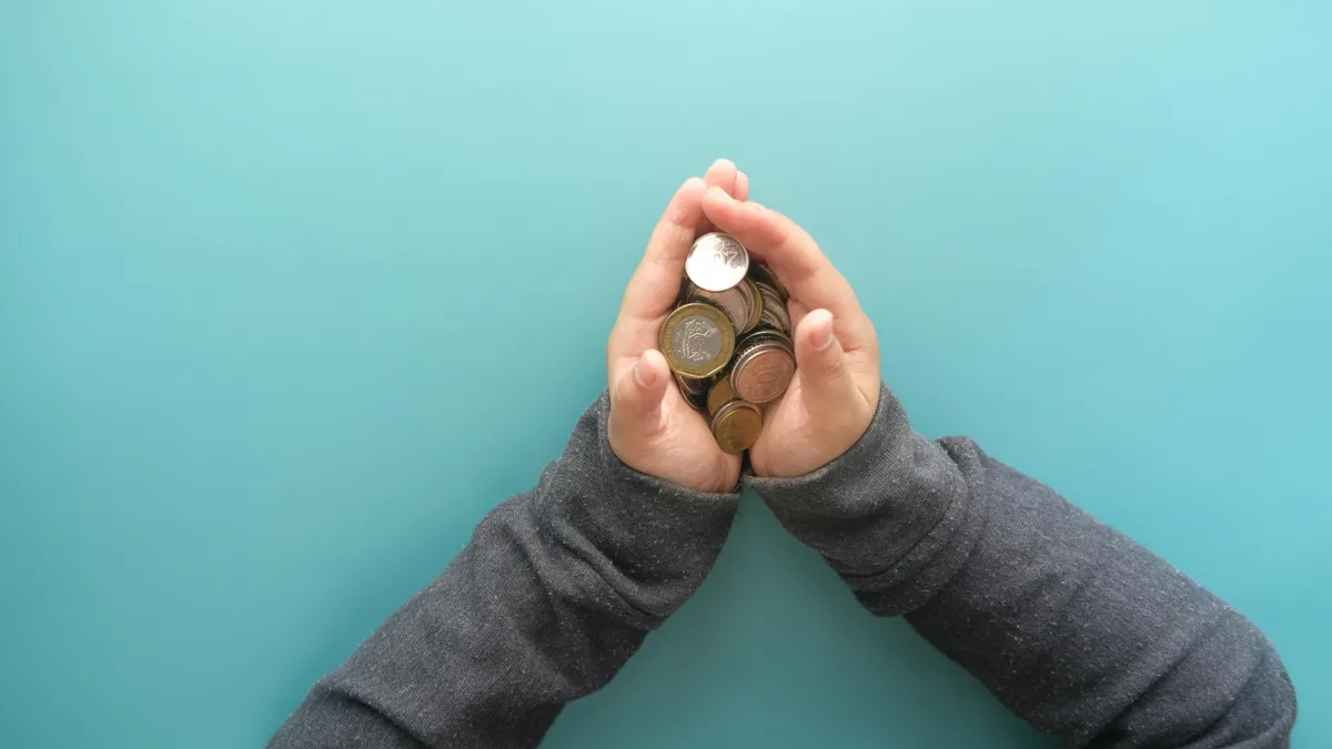 A milliomos üzletember úgy döntött, hogy nem ad többet zsebpénzt az elkényeztetett kislányának