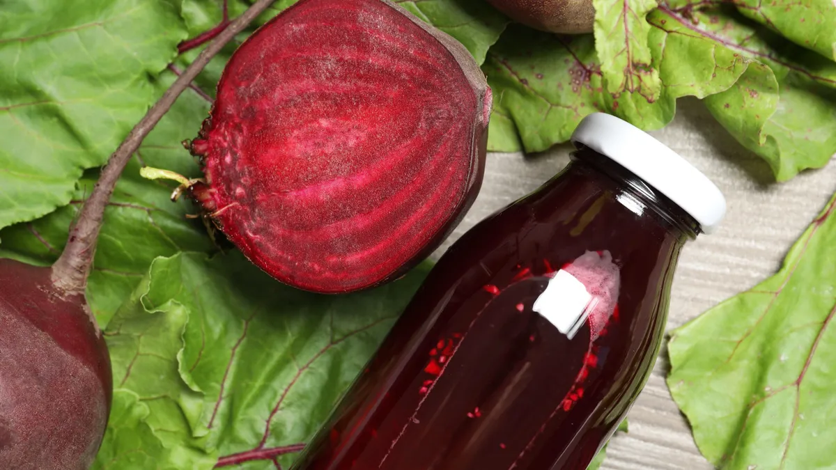 A képen egy egészséges, fermentált céklalét láthatsz palackba töltve.