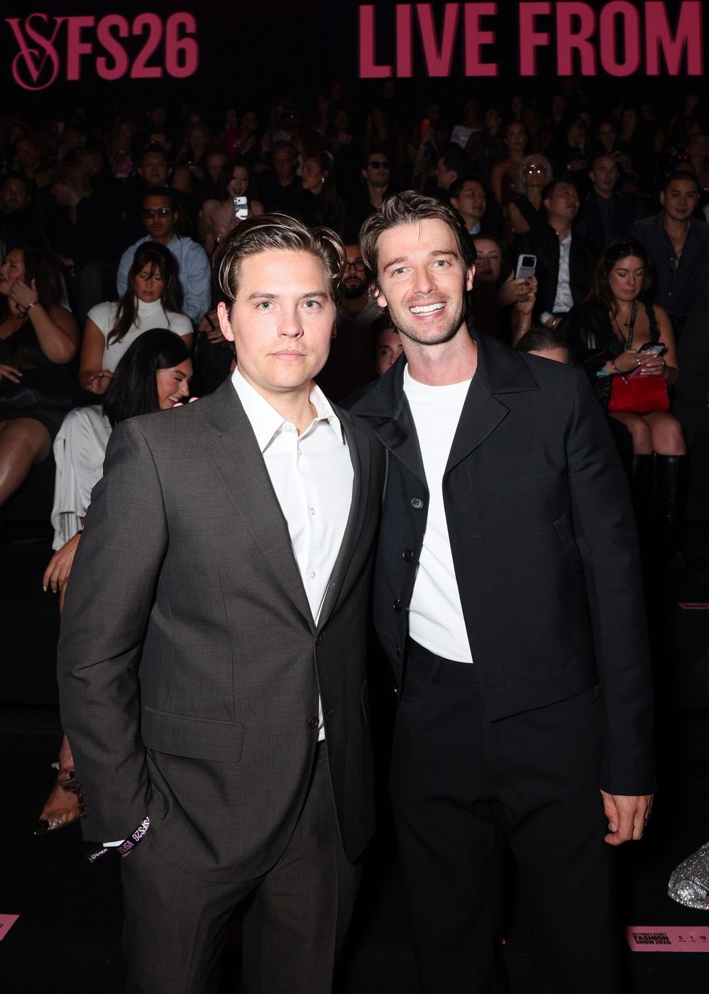 A Victoria's Secret Fashion Show 2026-os divatbemutatójának legtámogatóbb férjei: Dylan Sprouse és Patrick Schwarzenegger.