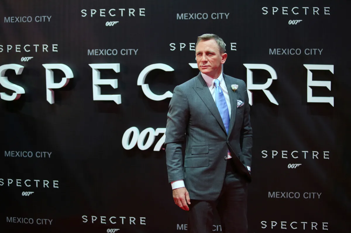 Daniel Craig a James Bond: Spectre – A Fantom visszatér című film premierjén szürke öltönyben. 