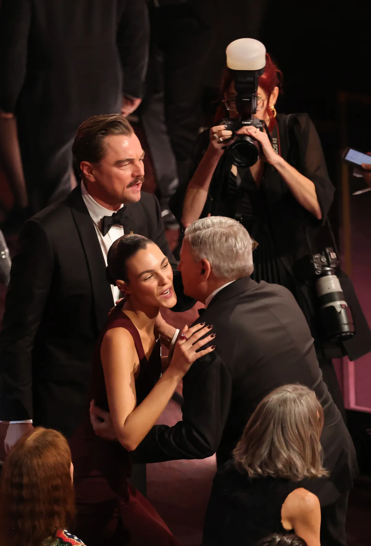 Vittoria Ceretti és Leonardo DiCaprio a 2026-os Oscar-gálán - Egyelőre ez az egy hivatalos fotó elérhető róluk, a szupermodell egy ismerősét köszönti