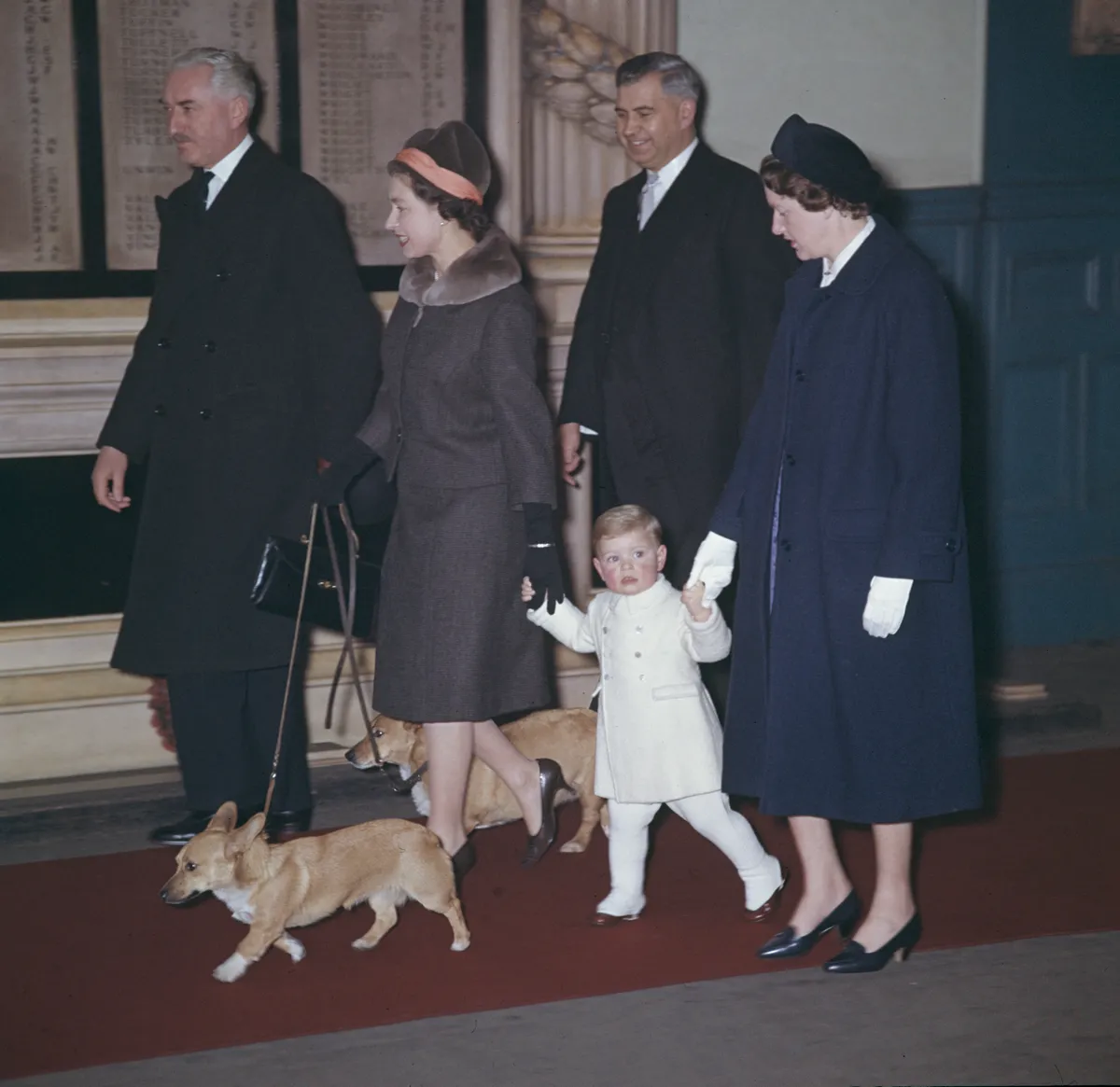 II. Erzsébet királynő, András herceg és dajkája, Mabel Anderson.
