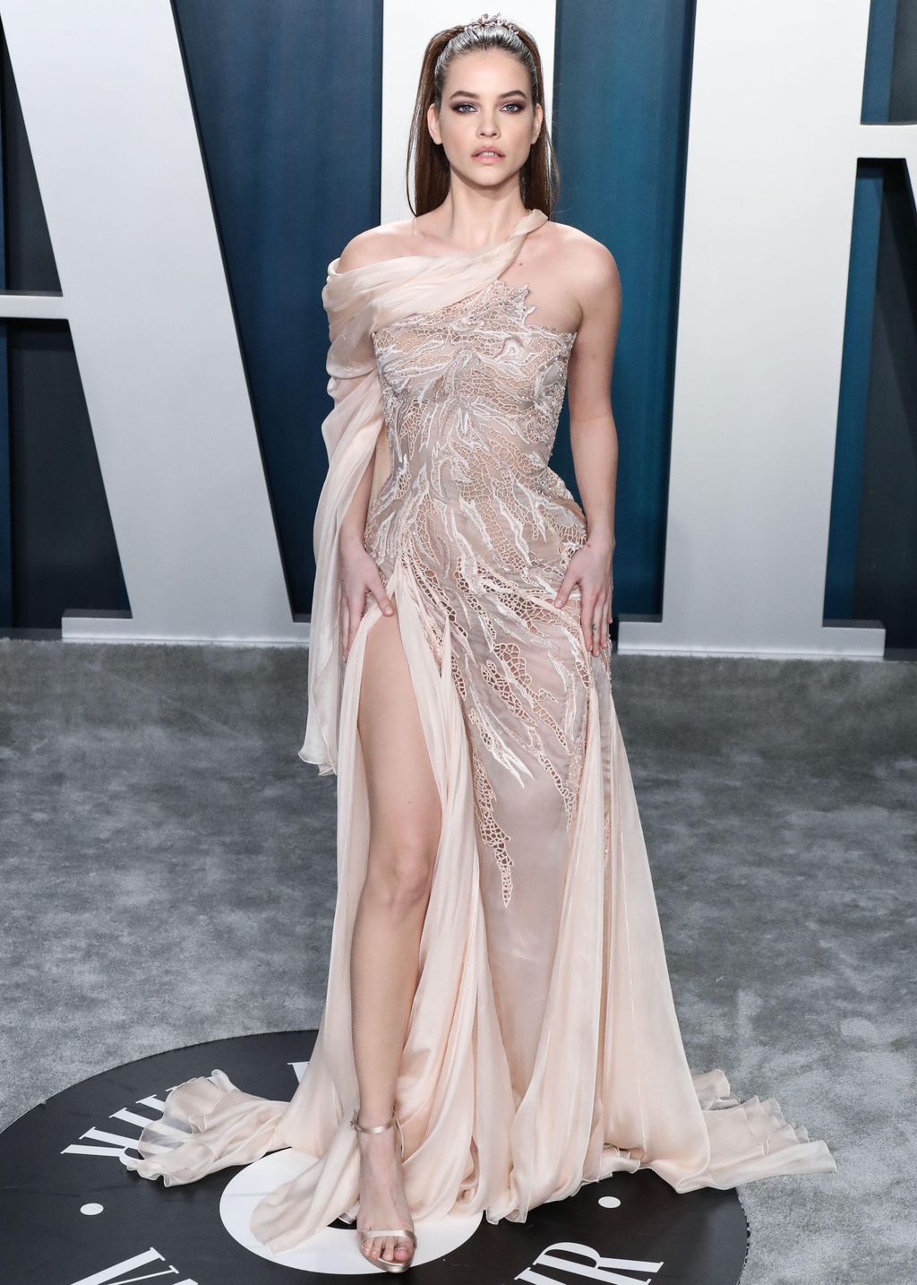 Palvin Barbara 2020-ba a Vanity Fair Oscar Partyn.