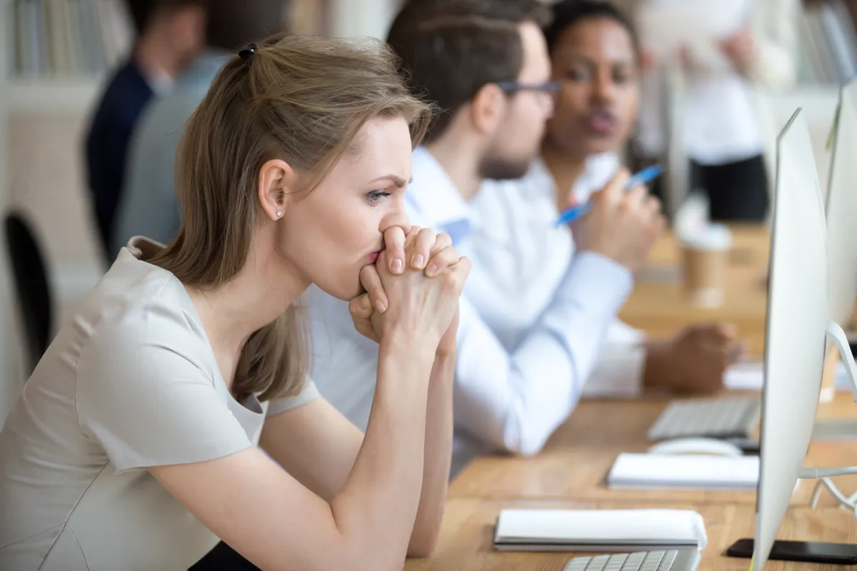 stresszes nő, stressz, munakhelyi stressz, iroda, irodai munka, nő az irodában