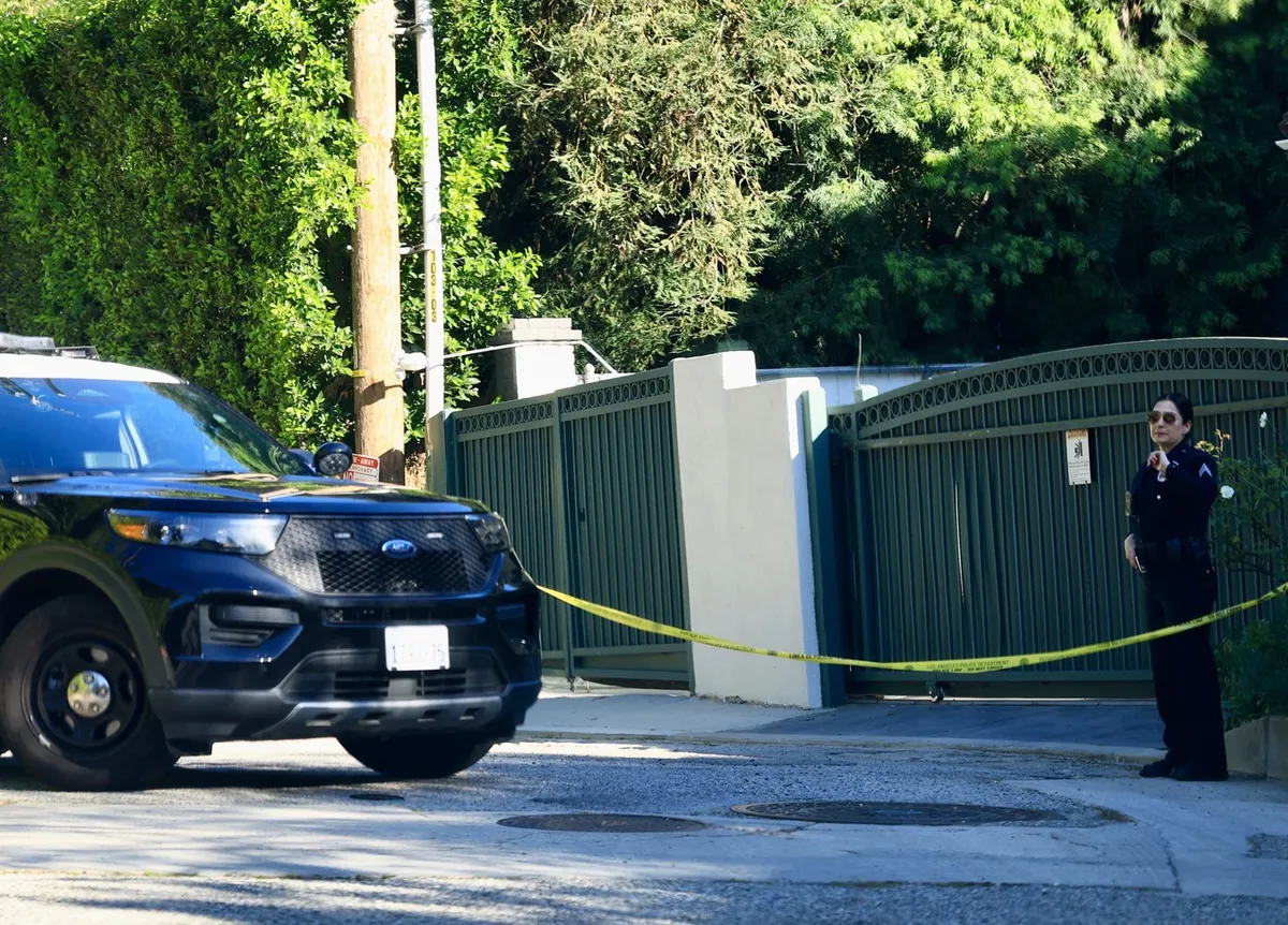 A LAPD rendőrei lezárták az utcát Rihanna otthonának közelében. Az énekesnő házára egy AR-15-ös fegyverrel lőttek.