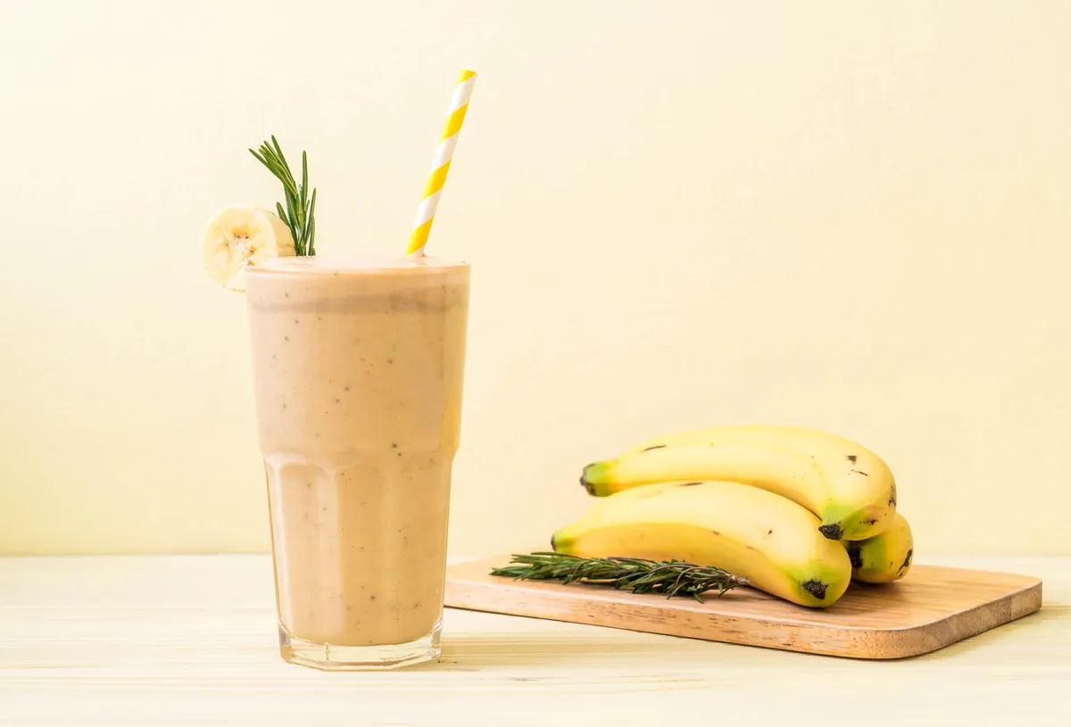 A fotón egy gyümölcsös protein smoothie látható.