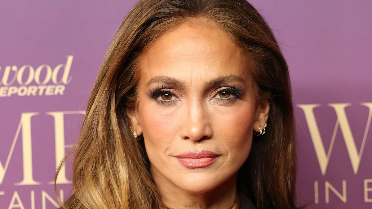 Jennifer Lopez kidolgozott hasizmai felszántották a közösségi oldalt.