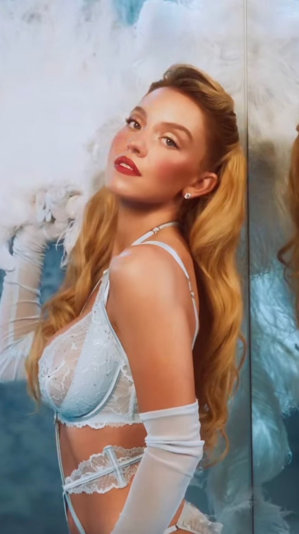 Sydney Sweeney babakék fehérneműben és hosszú kesztyűben pózol a Syrn ünnepi kollekciójának reklámjában.