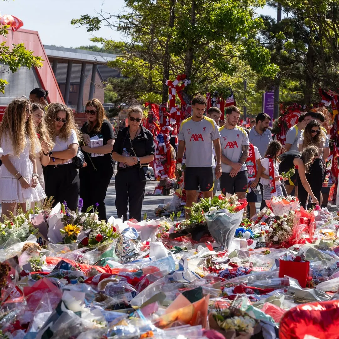 Dioga Jota emlékhelyénél Rute Cardoso