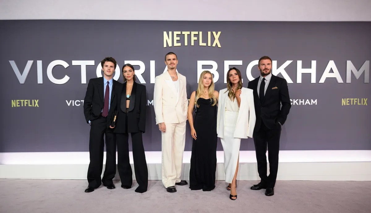 Beckhamék LONDON, ENGLAND - OCTOBER 08: (L-R) Cruz Beckham, Jackie Apostel, Romeo Beckham, Harper Beckham, Victoria Beckham and David Beckham attend the "Victoria Beckham" World Premiere at the Curzon Mayfair on October 08, 2025 in London, England. (Photo by Karwai Tang/WireImage)