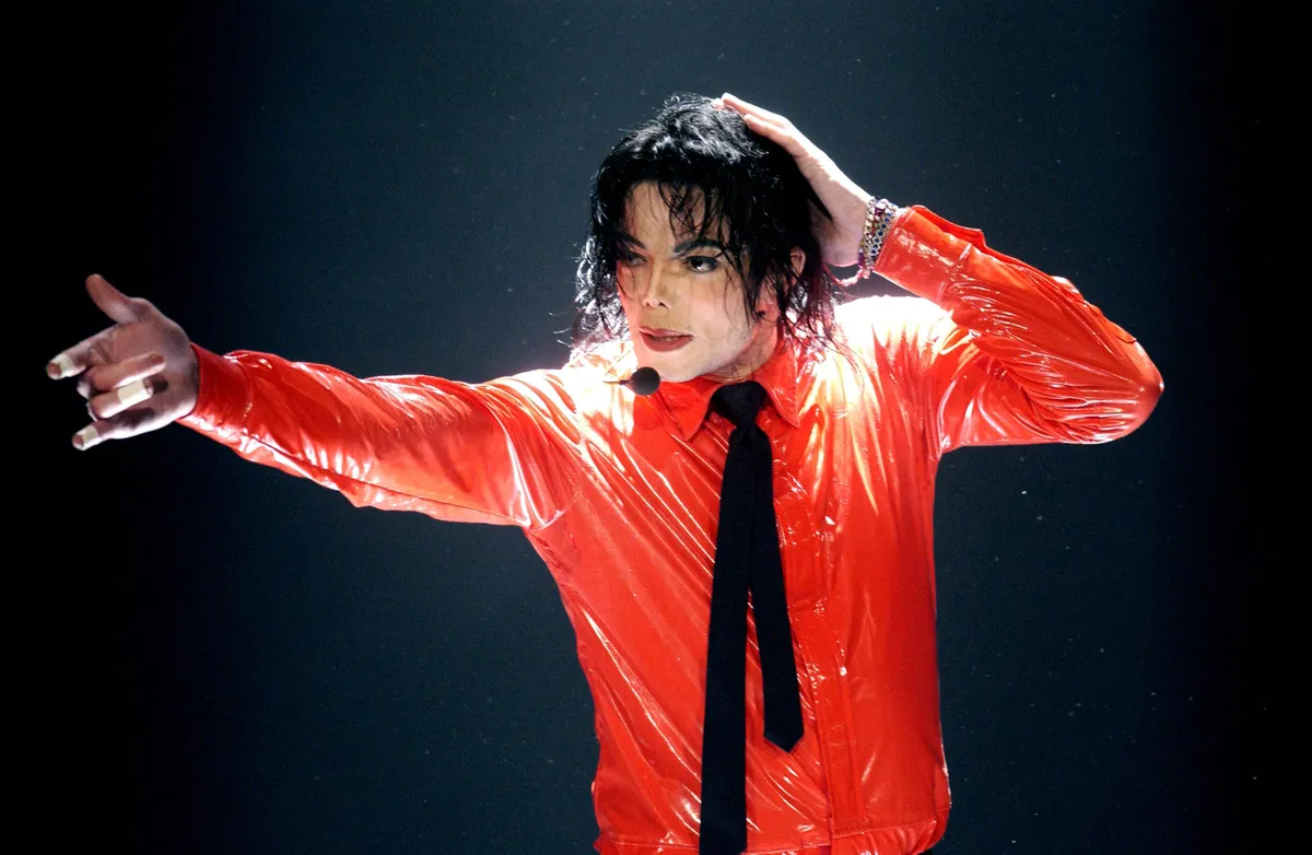 Michael Jackson egy koncerten piros ingben.