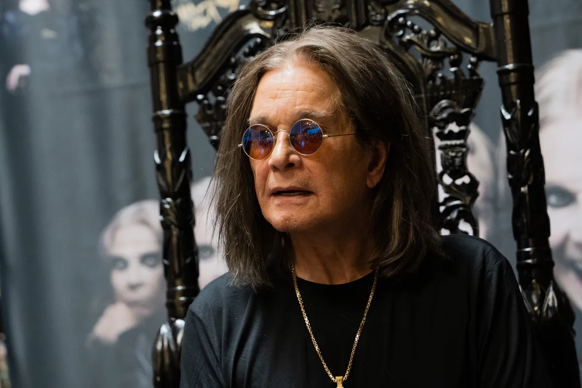 Ozzy Osbourne zenész dedikálja a „Patient Number 9” című albumának példányait a Fingerprints Musicnál 2022. szeptember 10-én a kaliforniai Long Beachen.