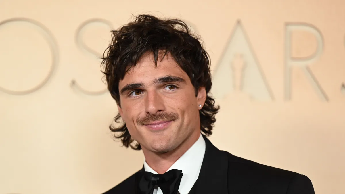 A frissen szinglivé váló Jacob Elordi a pletykák szerint Kendall Jennerrel csókolózott a Coachella Fesztiválon