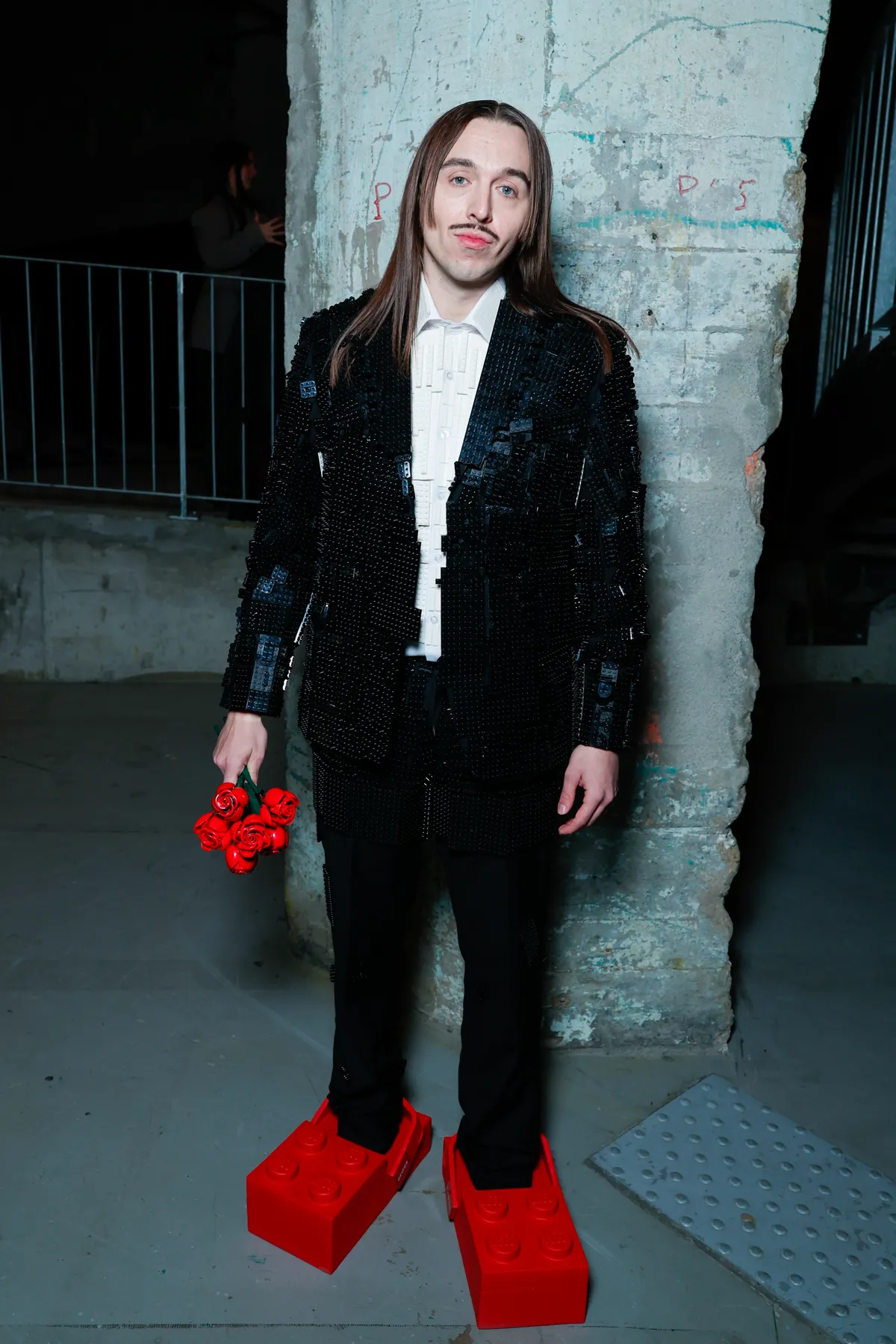 A párizsi divathéten mutatták be az elképesztő darabot: a LEGO Crocs papucsot Tommy Cash rapper viselte.