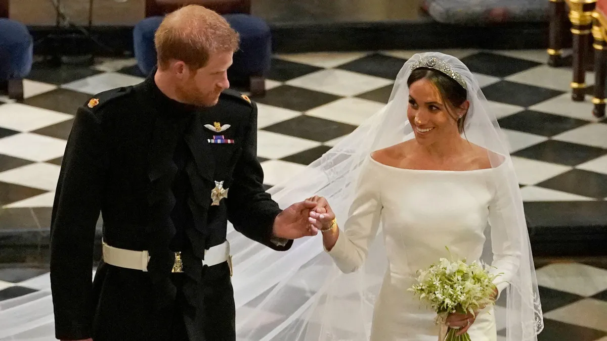 Meghan Markle és Harry herceg esküvője utáni pillanataiban 2018. májusában a windsori kastély Szent György-kápolnájában.