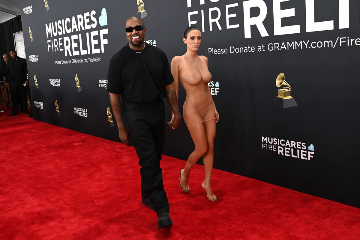Kanye West és jelenlegi felesége Bianca Censori meztelenruhában.  LOS ANGELES, CALIFORNIA - FEBRUARY 02: (FOR EDITORIAL USE ONLY) (EDITOR'S NOTE: Image contains nudity.) (L-R) Kanye West and Bianca Censori attend the 67th GRAMMY Awards on February 02, 2025 in Los Angeles, California. (Photo by Jon Kopaloff/WireImage)